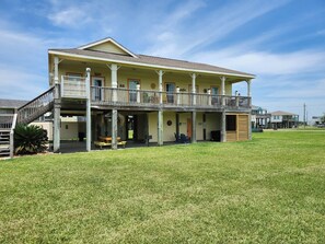 Exterior - Charming Beach Cottage! Dogs Ok. Hot Tub, Cargo Lift, one mile to the Beach. (Crystal Beach)