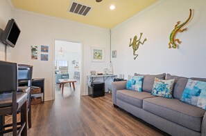 Smart TV, DVD player, books, computer monitors - Charming Beach Cottage! Dogs Ok. Hot Tub, Cargo Lift, one mile to the Beach. (Crystal Beach)