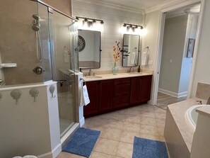 Ensemble douche/baignoire, serviettes fournies