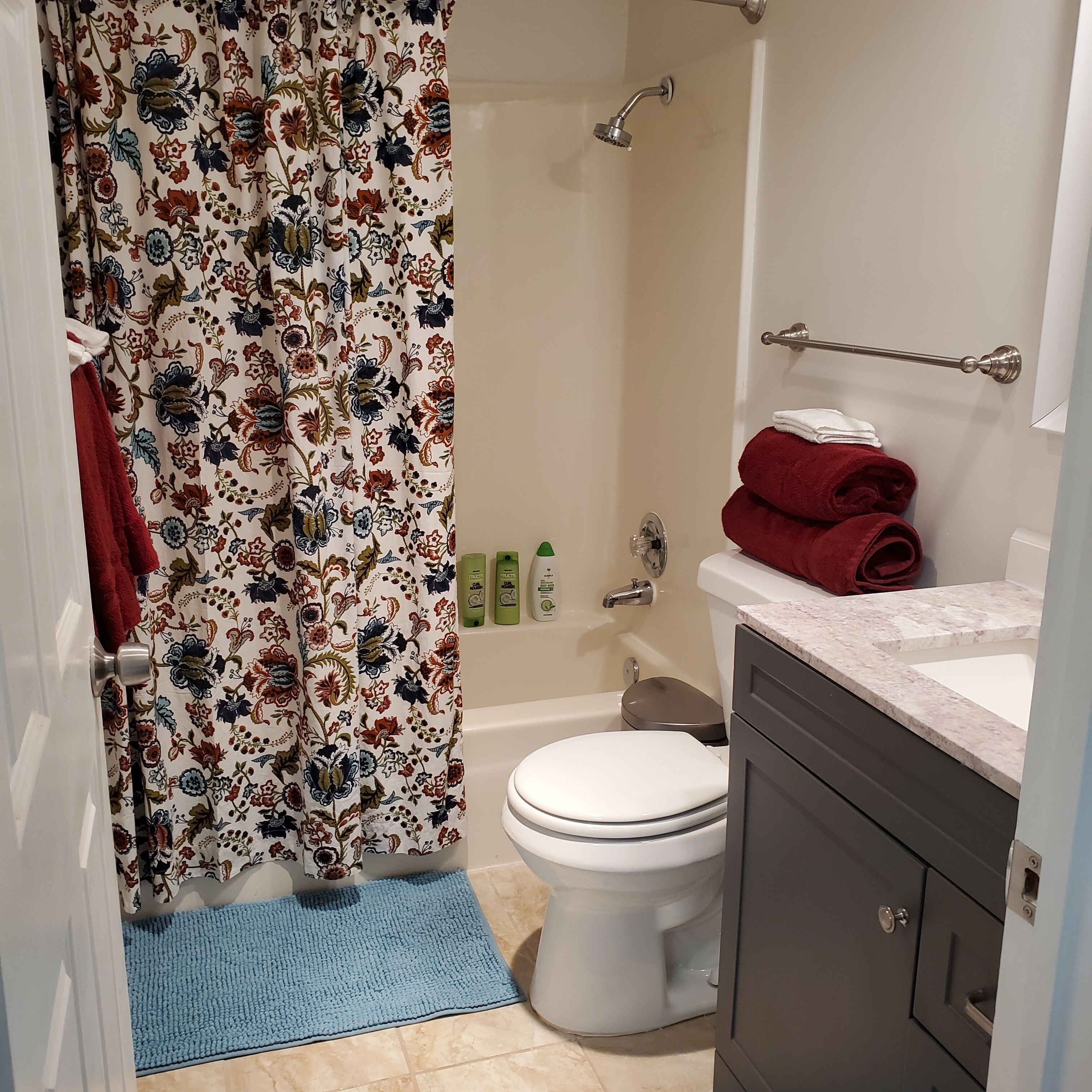 Un baño con ducha, inodoro y lavabo.