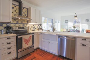 Micro-ondes, lave-vaisselle, cafetière/bouilloire