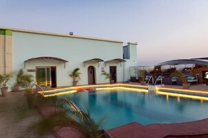 Una piscina al aire libre