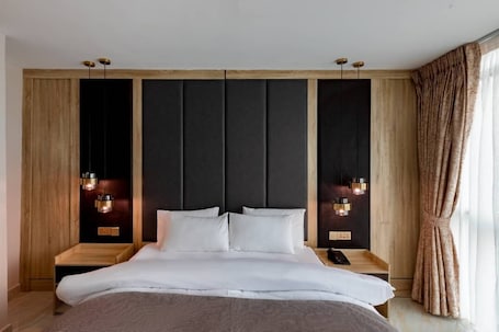 1 habitación, caja de seguridad en la habitación y escritorio