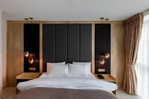 1 bilik tidur, peti besi dalam bilik, meja, ruang kerja komputer riba 