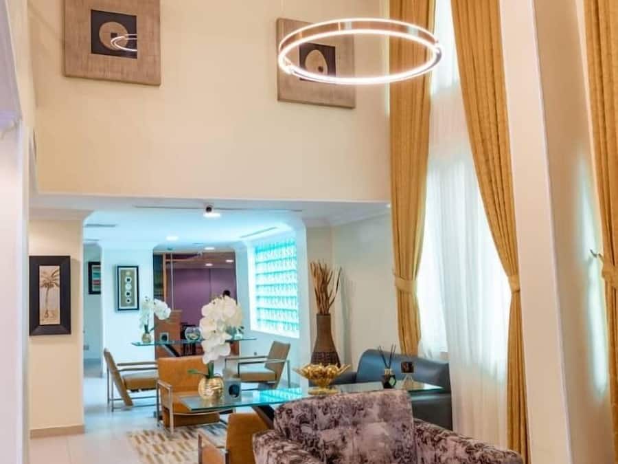 Suite – business | Oppholdsområde | Flatskjerm-TV