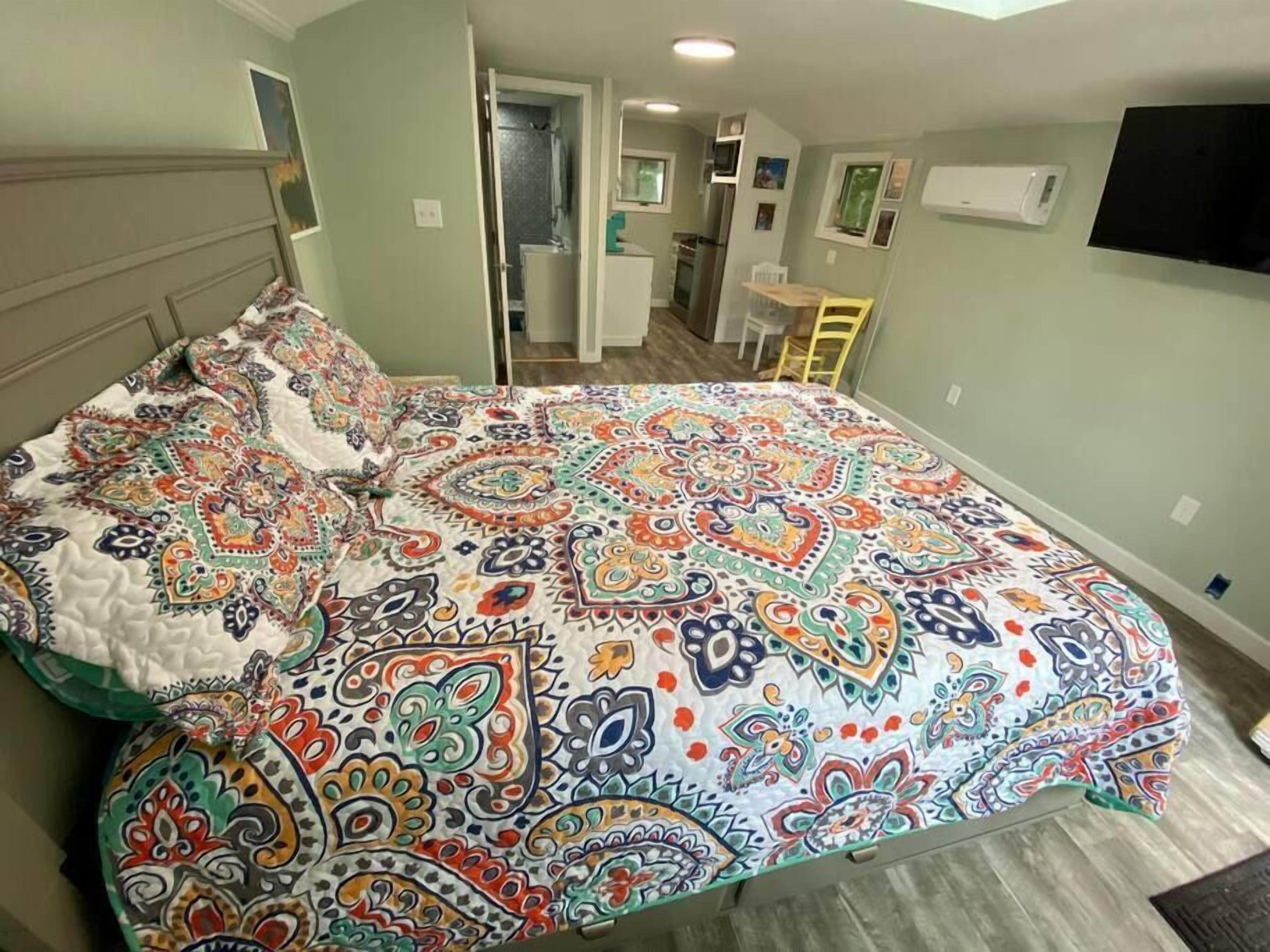 Een strijkplank/strijkijzer, wifi, beddengoed