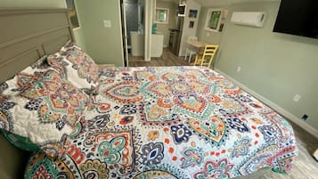 Een strijkplank/strijkijzer, wifi, beddengoed