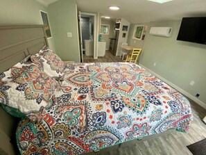 Tabla de planchar con plancha, wifi y ropa de cama 