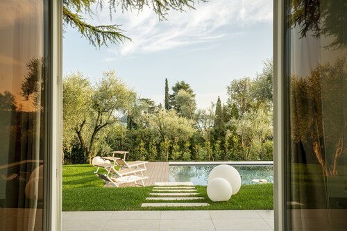 Villa dei Lauri - lake-view villa with swimming pool