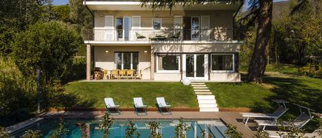 Außenpool, Liegestühle