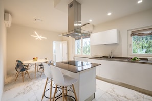 Fridge, oven, stovetop, dishwasher