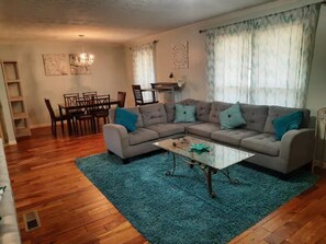 Smart TV - Large Home 35 Minutes to Atlanta Sleeps 20 (Lilburn)