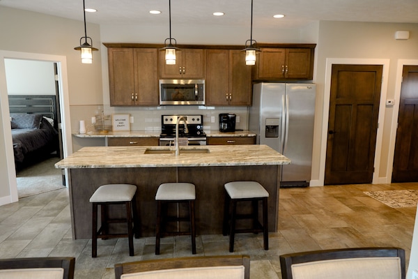 Frigorífico, microondas, horno y placa de cocina