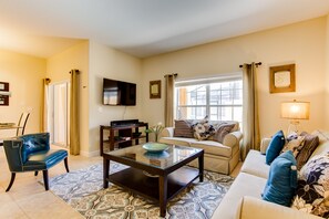 Living area - Wonderful property 4 bed, 3 bath with private pool, 7 miles from Disney parks! (Kissimmee)