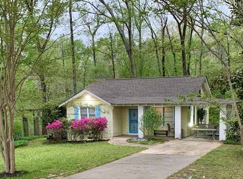 Fishing, Family, Ballgames, Work or Vacation! Cozy Cottage near Grenada Lake