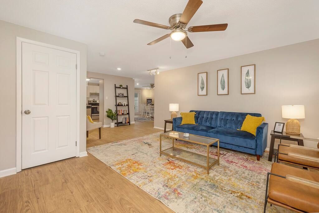 Tv, eldstad, bordsfotboll och kontor