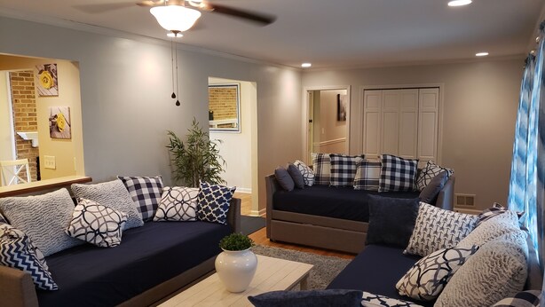 Living area - Spacious Home 30 Minutes From Atlanta Sleeps 20 (Stone Mountain)