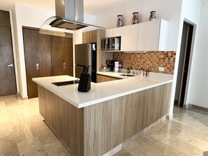 冰箱、微波炉、烤箱、炉灶