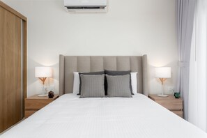 2 bedrooms, desk, iron/ironing board, WiFi