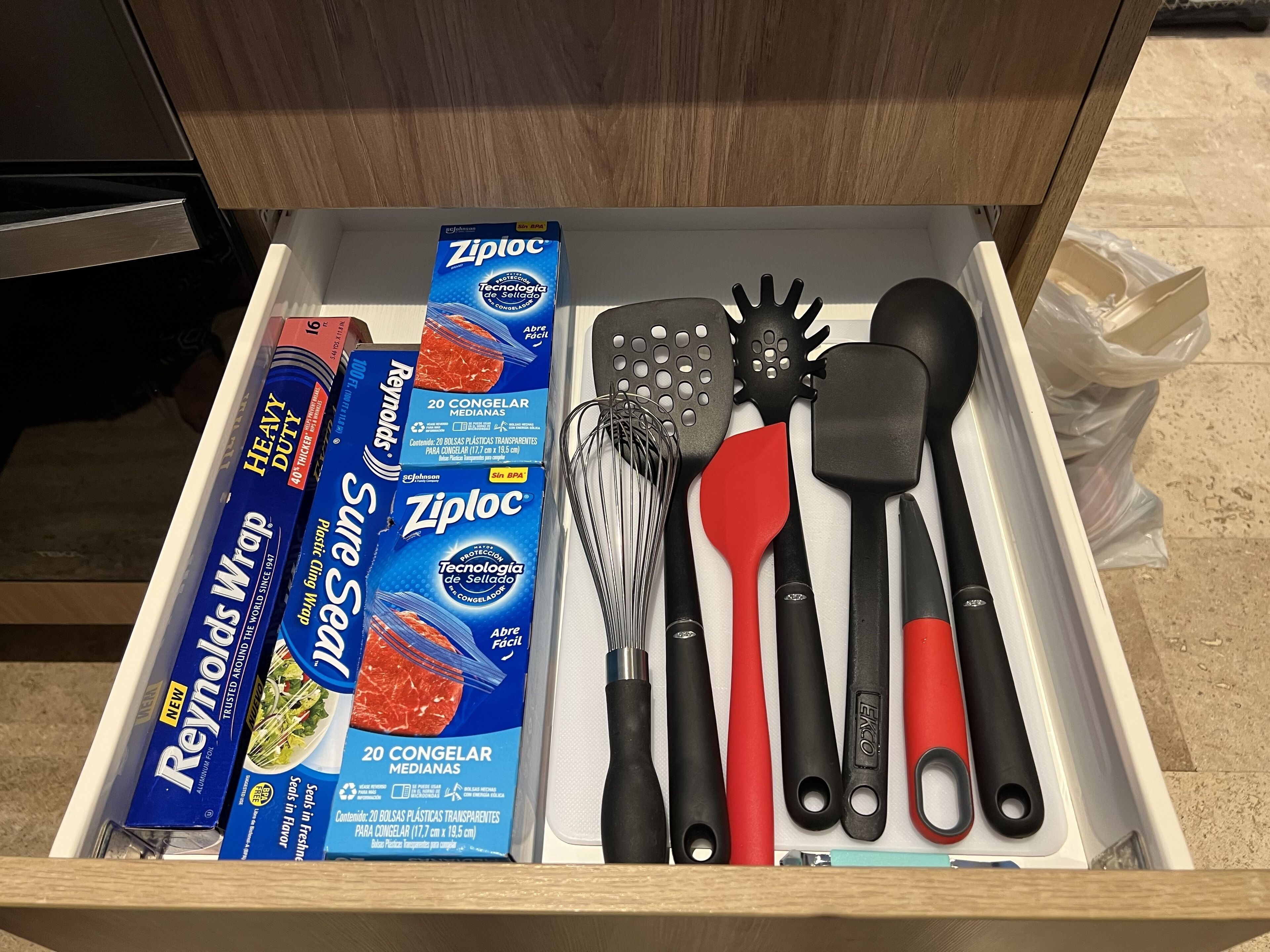 Eine Schublade mit Küchenutensilien und Lebensmittelverpackungen.