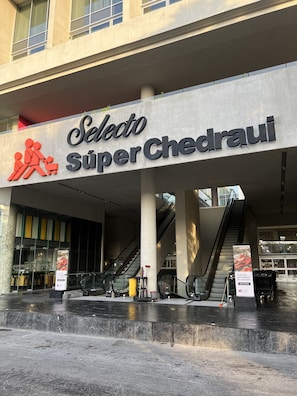 Entrada de un hotel con un cartel que dice "Seleto Super Cedraui".
