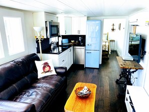 Smart TV, printers - Bill's Landing Luxury Suite with private Hot Tub (Gibsons)