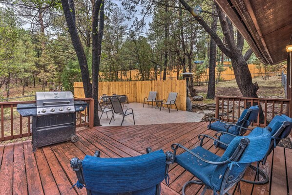 Outdoor dining - Rustic Ruidoso Cabin w/ Large Deck & Grill! (Ruidoso)
