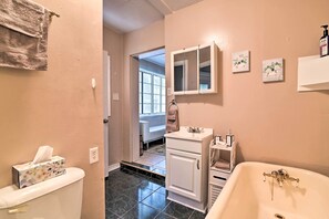 Free toiletries, hair dryer, towels - Lake Views & Private Porch: Auburndale Family Home (Auburndale)