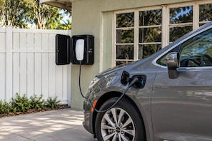 Une voiture est garée à une borne de recharge pour véhicules électriques.