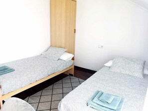 2 bedrooms, desk, iron/ironing board, WiFi