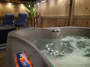 Outdoor spa tub - * New Hot Tub * Best Location on the Wine Trail! * (Alto Pass)