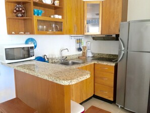 Kühlschrank, Herdplatte, Kochgeschirr/Geschirr/Besteck