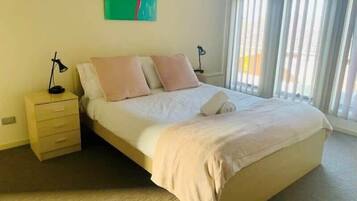 3 Schlafzimmer, Schreibtisch, Bügeleisen/Bügelbrett, WLAN