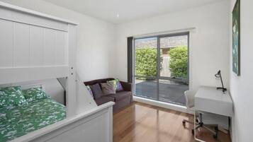 3 bedrooms, desk, iron/ironing board, WiFi