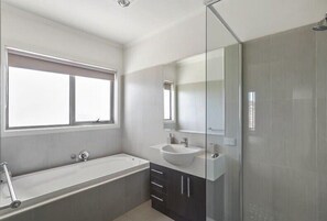 Bathtub, towels, shampoo - St Leonards family fun and beach adventures (Saint Leonards)