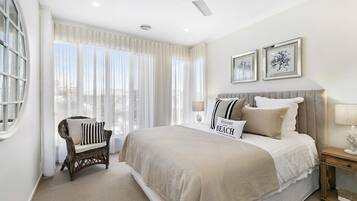 4 makuuhuonetta, työpöytä, silitysrauta/-lauta, Wi-Fi