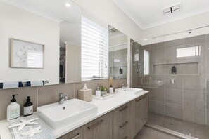 Bathtub, free toiletries, hair dryer, towels - Hampton's Style Escape: Walk to Shops and Parks (Torquay)