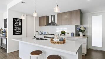 Jääkaappi, mikroaaltouuni, uuni, liesi