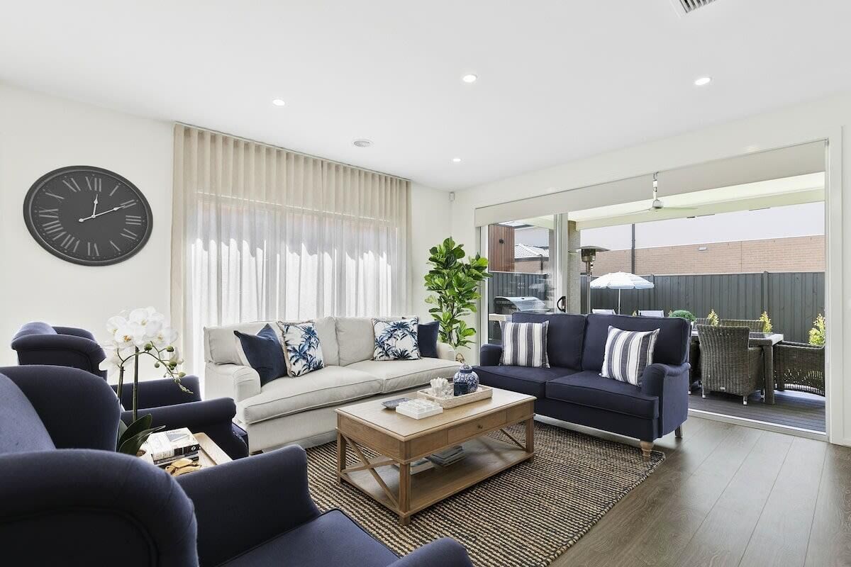 Televisión, libros y oficina 