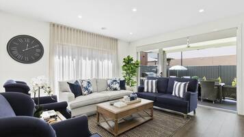 Televisión, libros y oficina