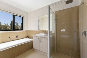 Baignoire, sèche-cheveux, serviettes fournies, shampoing