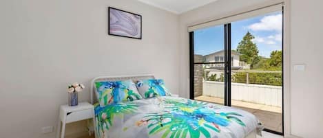 4 habitaciones, escritorio, tabla de planchar con plancha y wifi