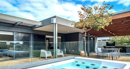 Ultimate Luxury family Home With Spa Pool