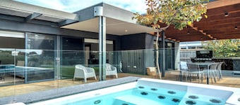 Ultimate Luxury family Home With Spa Pool