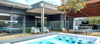 Ultimate Luxury family  Home With Spa Pool