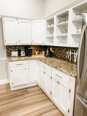 Frigorifero, microonde, forno, piano cottura