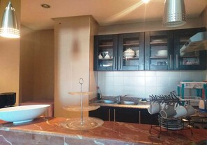 Kühlschrank, Ofen, Herdplatte, Kochgeschirr/Geschirr/Besteck