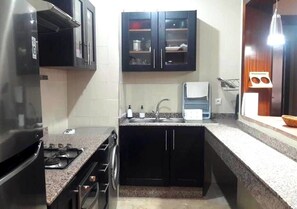 Kjøleskap, ovn, kokeplater og kjøkkenutstyr