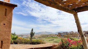 A rustic building with a thatched roof and a view of a hilly landscape. - DAR BOUMIDA 5423 Lalla Takerkoust (Lalla Takerkoust)