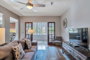 TV - Cozy and Bright One Bedroom Condo (Asheville)